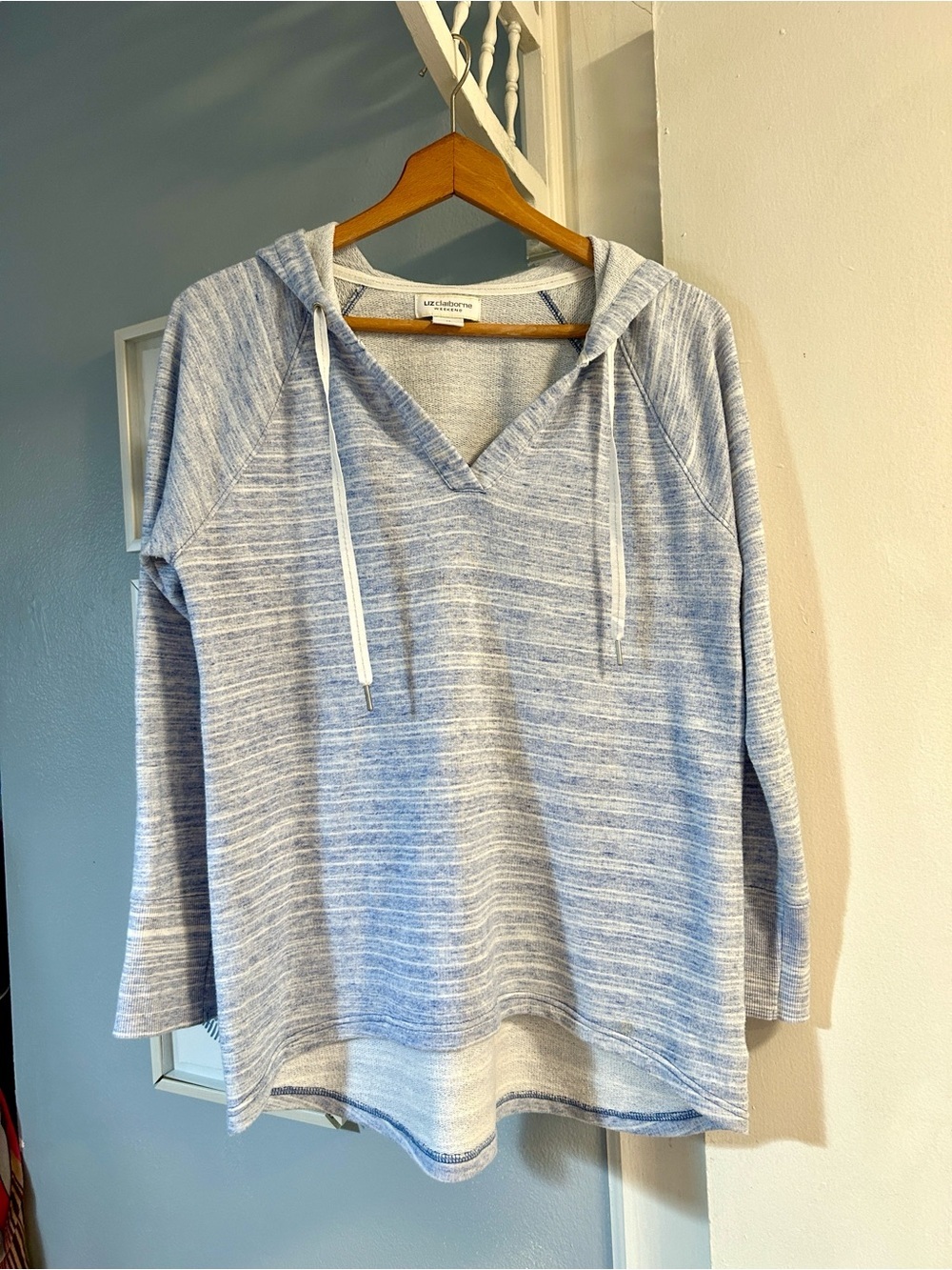 Liz Claiborne Women’s Light Blue & White Striped V‑Neck Hooded Pullover Size M